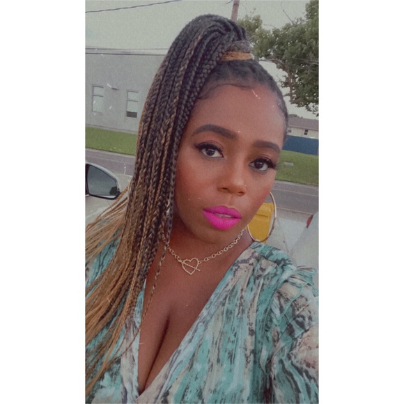 Meet your Posher, Jessica - Picture 2 of 5